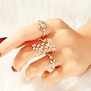 •Stunning  3 Gold Flower Rings•